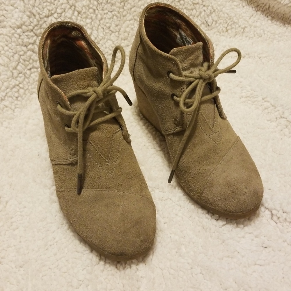 Tom's wedge booties